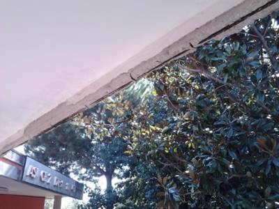 Calvi Risorta: Postazione 118, crolla una parte del cornicione: la caduta dei calcinacci non provoca alcun danno ai passanti