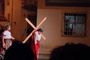 Calvi Risorta: I giovani ...... sulla via della Croce