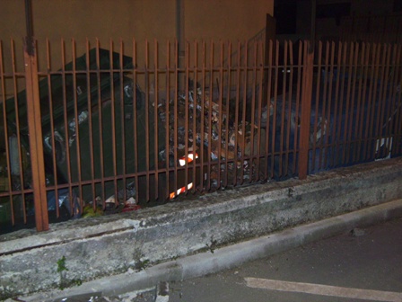 Descrizione: rifiuti_dietro_casa_comunale5