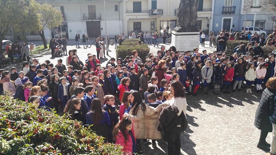 L'immagine pu contenere: 1 persona, in piedi, folla e spazio all'aperto