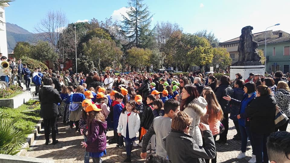 L'immagine pu contenere: 2 persone, folla, albero e spazio all'aperto