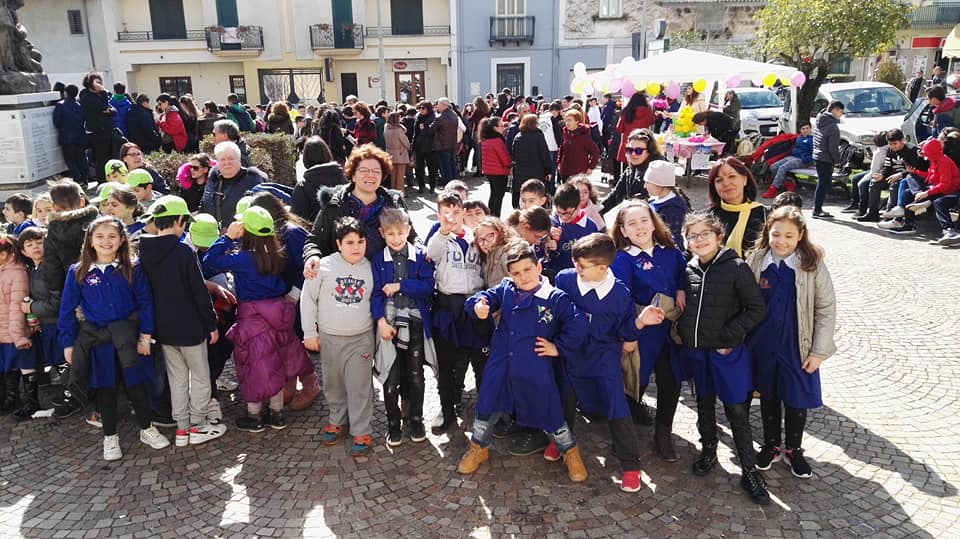 L'immagine pu contenere: 8 persone, persone che sorridono, persone in piedi, folla e spazio all'aperto