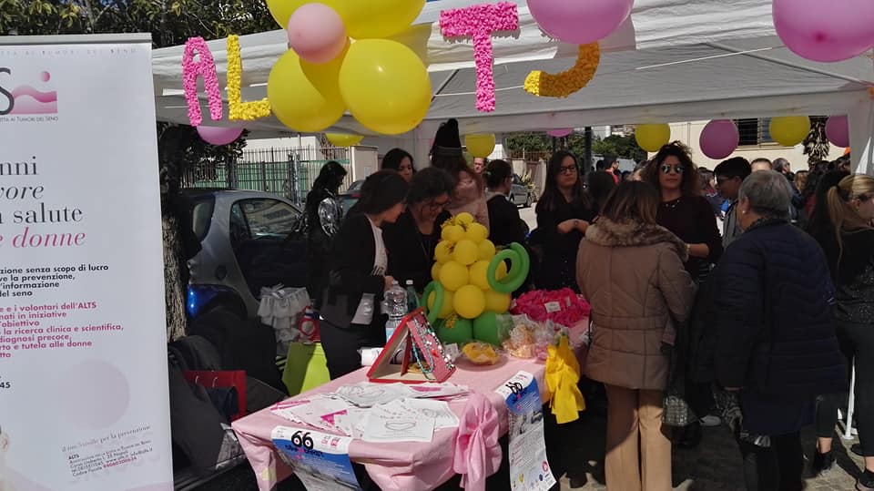 L'immagine pu contenere: 3 persone, persone in piedi