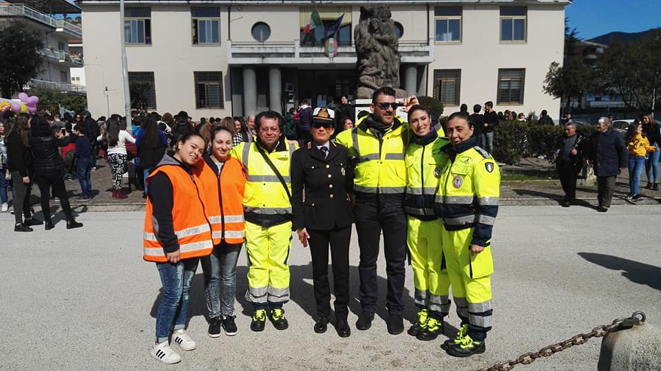 L'immagine pu contenere: 7 persone, persone che sorridono, persone in piedi e spazio all'aperto