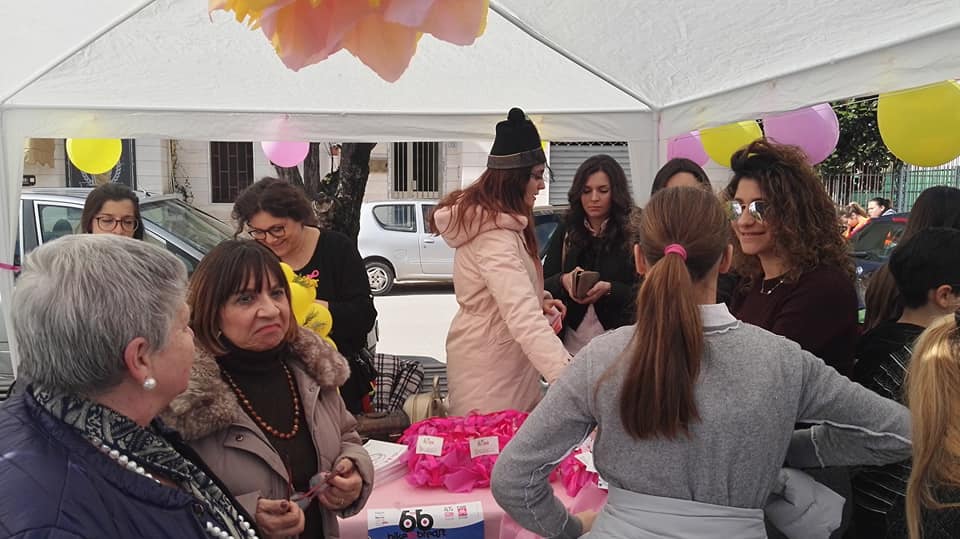 L'immagine pu contenere: 3 persone, persone che sorridono, persone sedute e spazio al chiuso