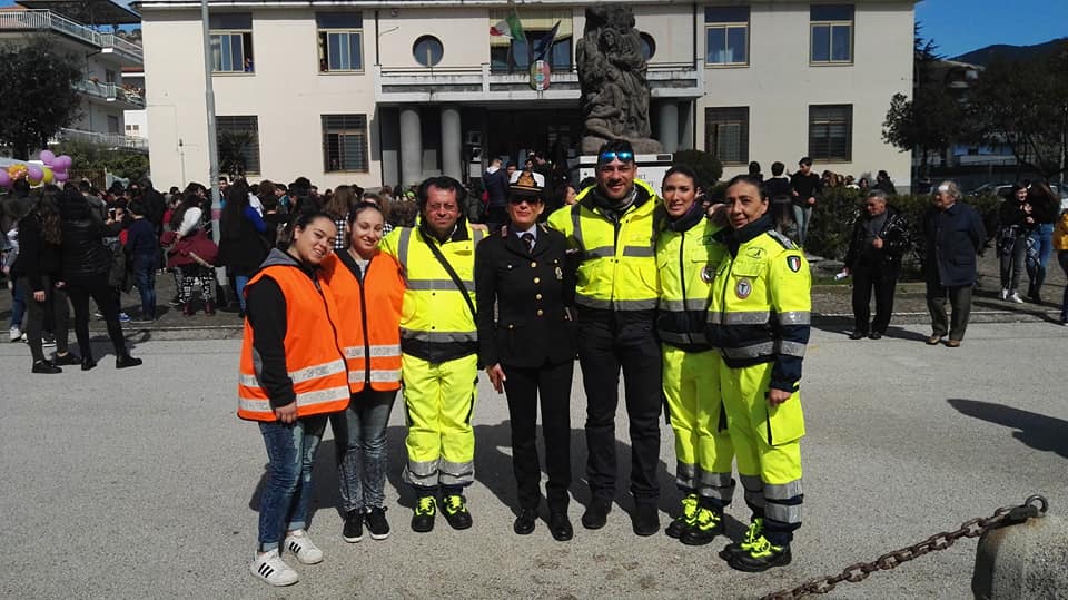 L'immagine pu contenere: 7 persone, persone che sorridono, persone in piedi e spazio all'aperto