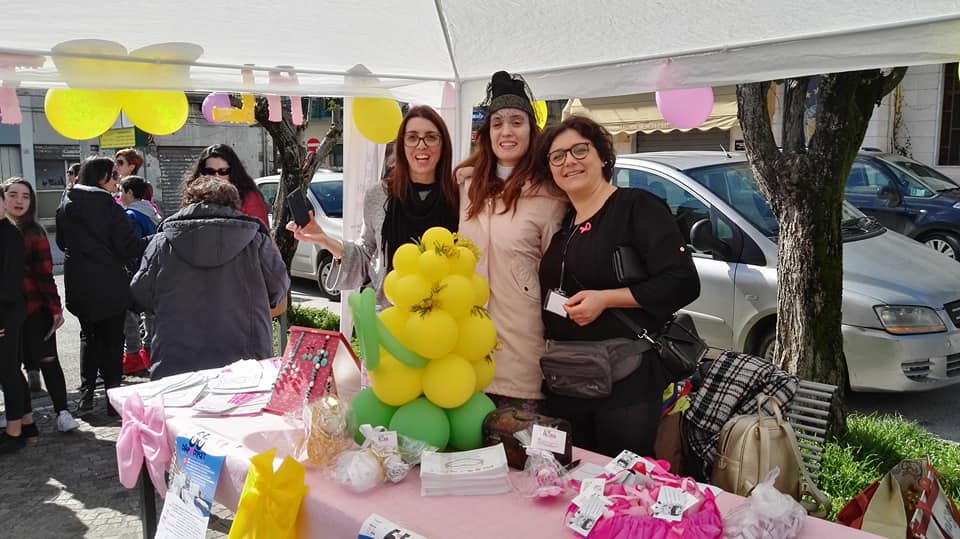 L'immagine pu contenere: 4 persone, persone che sorridono, persone in piedi